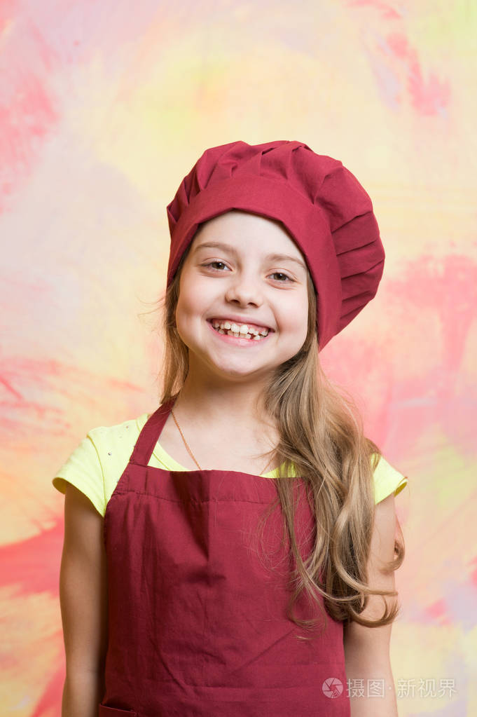 小女孩厨师与笑脸的帽子和围裙