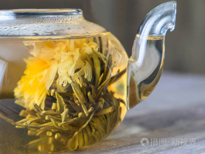 与木背景上的中国花茶玻璃茶壶照片 正版商用图片0y0evu 摄图新视界 与木背景上的中国花茶玻璃茶壶照片 正版商用图片0y0evu 摄图新视界