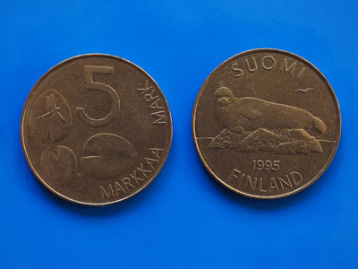 在蓝色的芬兰硬币前欧元时代图片