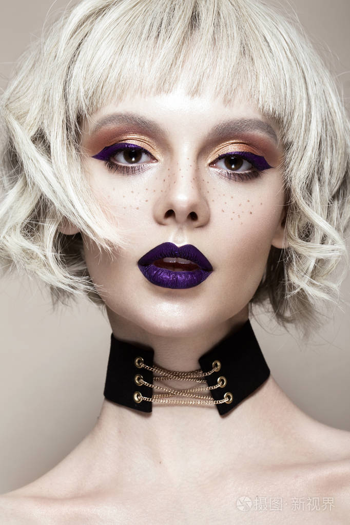 在白色的假发创意艺术化妆与雀斑美丽有趣的女孩美丽的脸