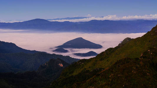 在日出山岚