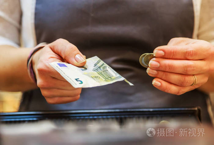 女人付现金与欧元纸币