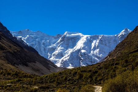 美丽的山景观，雪顶