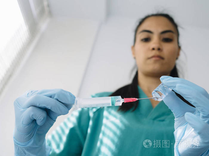 护士用注射器抽取血清