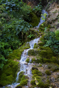 对山区河流瀑布