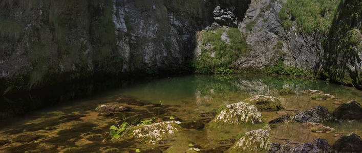 Izbucul Tauzului 岩溶泉