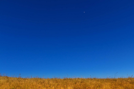 蓝色的天空和月亮的山的风景