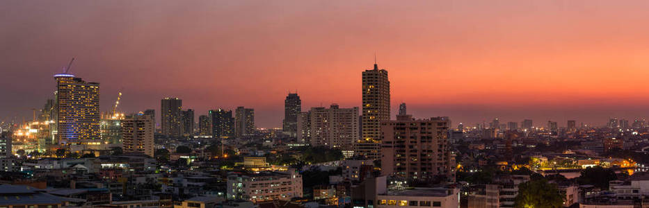 在日落时全景曼谷市