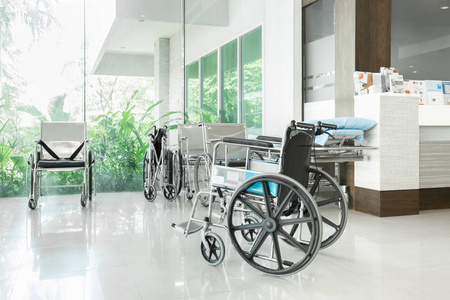 空轮椅停放在医院走廊