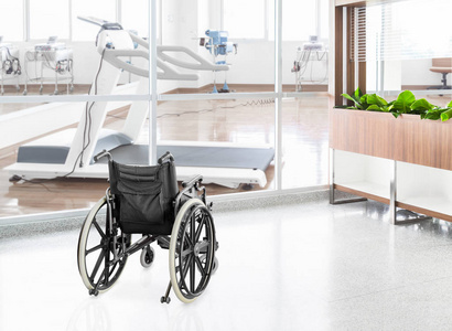 空轮椅停放在医院走廊