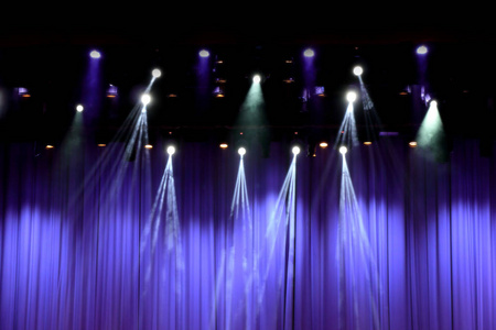 剧院舞台聚光灯与紫色的窗帘图片