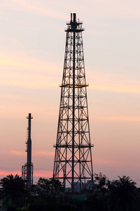 日出时的剪影石油炼油厂塔