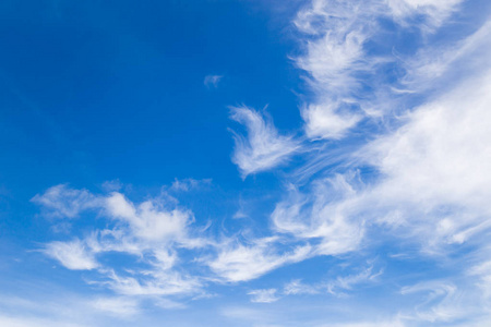 美丽的形状的云在蔚蓝的天空，在阳光灿烂的日子