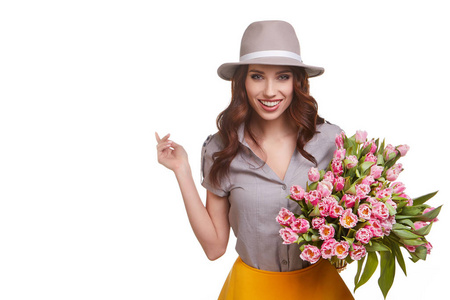 美丽的女孩，在与花的帽子