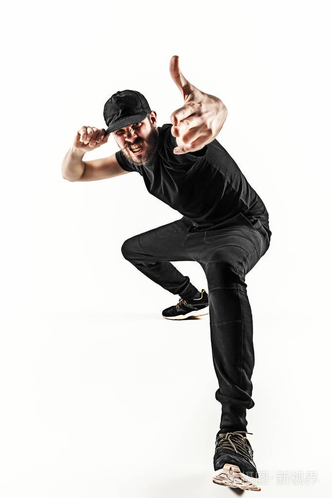 在白色背景上跳舞的一个嘻哈男打破舞者的剪影
