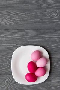 粉红蛋在白板上。复活节庆祝