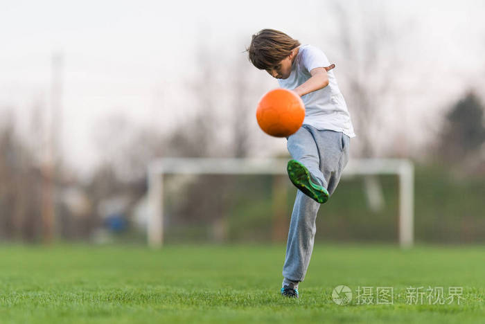 孩子足球-足球场儿童球员比赛