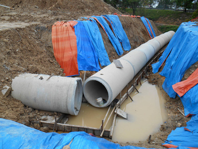 施工现场施工中的预制混凝土圆形涵洞排水口照片