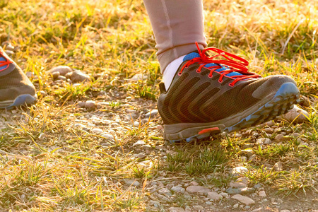 越野越野跑在日落时的人。赛跑者夫妇户外运动作为健康生活方式的一部分