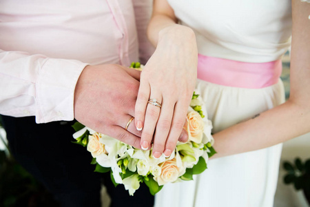 手中的新郎和新娘的戒指