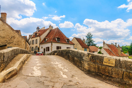 在瑟米尔风景如画中世纪城镇 en Auxois 桥皮