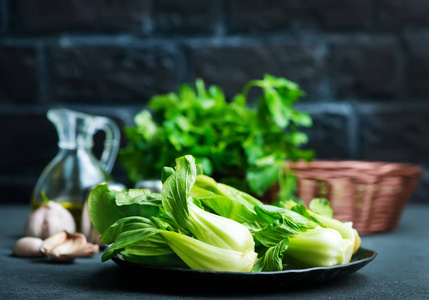 在板上的新鲜青菜