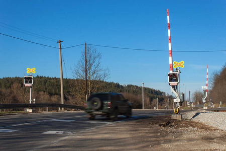 在捷克共和国的铁路道口.在轨道的道路交叉口.小心火车题词照片