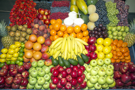 关闭了许多五颜六色的水果,对农民市场站照片
