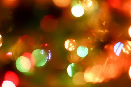 五颜六色的圣诞树灯波克背景。的组成