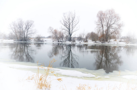 冬季河。自然成分