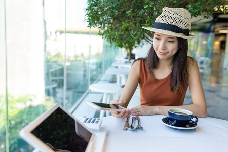 女人用的中餐馆的 Nfc 手机支付