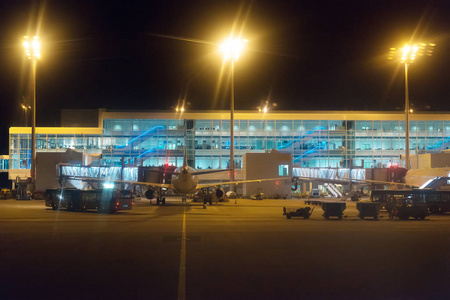 客运飞机和公共汽车在晚上机场