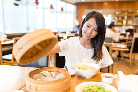 女人享受在中国的餐厅