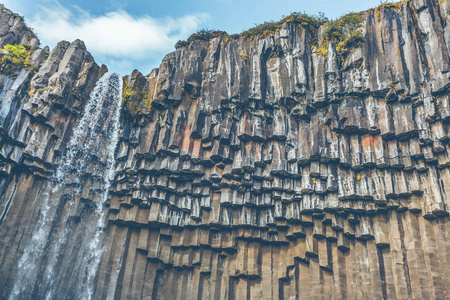 在冰岛 svartifoss 瀑布