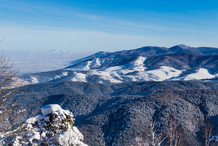 查看从 Tserkovka 山到阿尔泰山中的冬天