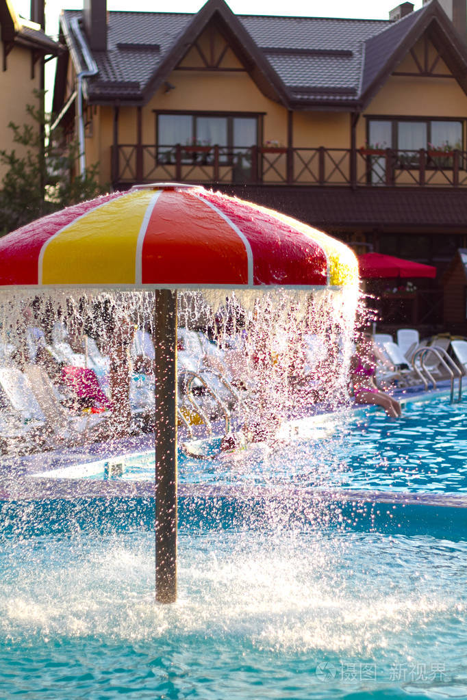 夏季池在炎热阳光灿烂的日子暑假在游乐园中一个概念