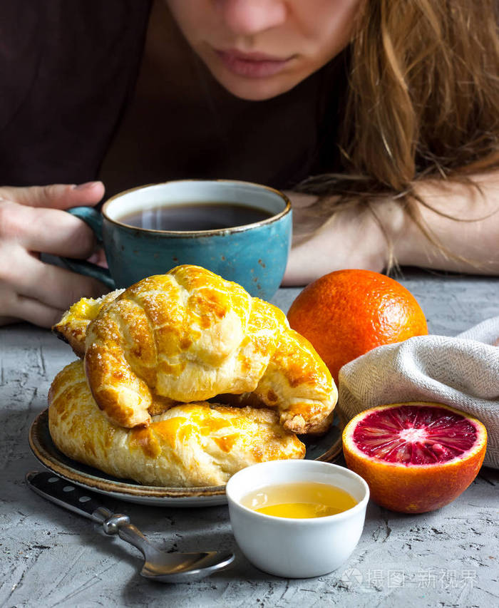 早餐概念一个年轻的女人喝咖啡