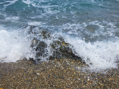 阳光明媚的沙滩和海浪