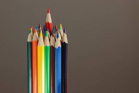 堆的彩色铅笔，黑暗的背景