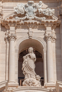 在西西里岛锡拉库扎大教堂前的雕像