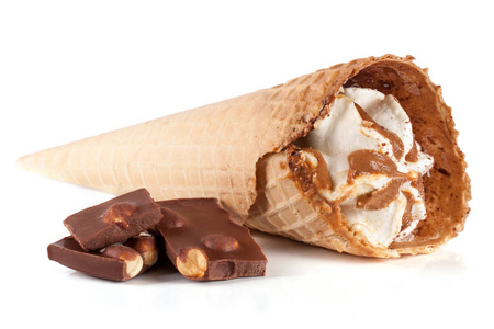 两个锥的冰淇淋与巧克力棒孤立的白色背景