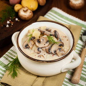 新鲜大褐菇汤奶油蘑菇汤照片