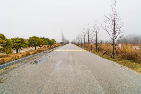 多云天空下的空旷道路