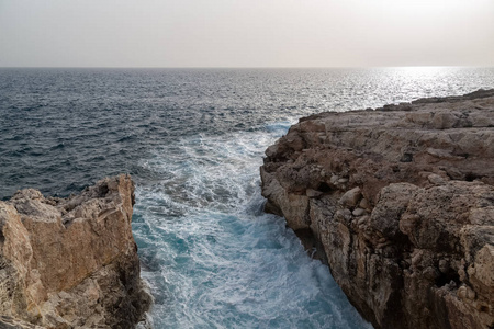 海浪海崖塞浦路斯