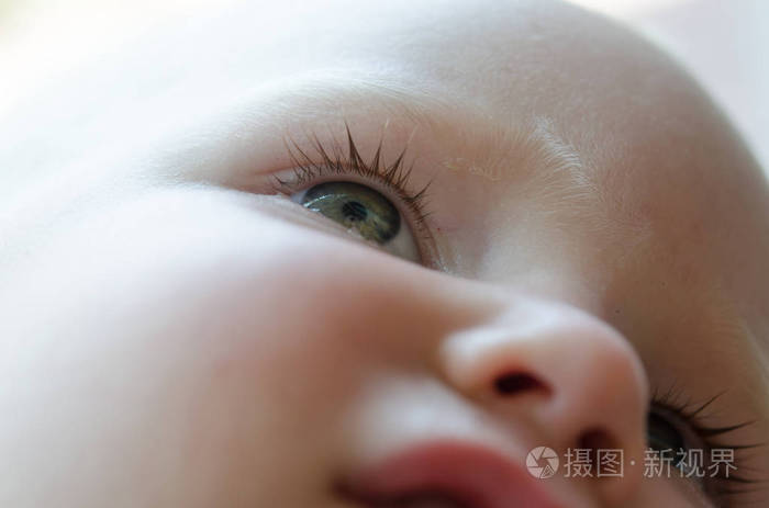 摄图新视界>照片>小婴儿正在哭.泪水在她的眼睛特写.