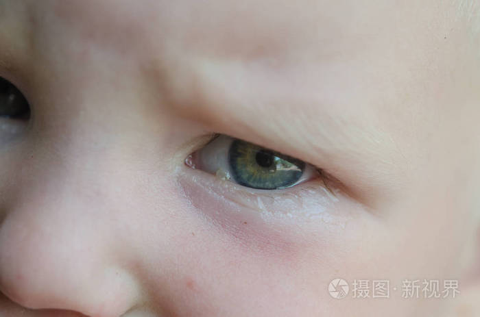 一个年轻的孩子眼中的泪水哭闹的小孩
