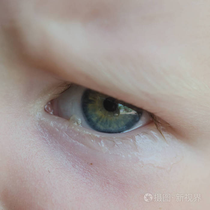 小婴儿正在哭泪水在她的眼睛特写