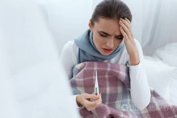 女人得了感冒,发烧和温度测量