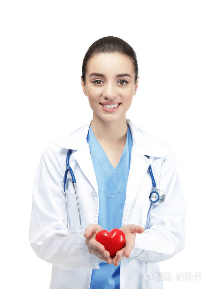 白色背景上的美丽年轻心脏病专家