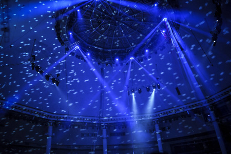 舞台聚光灯和蓝色激光射线